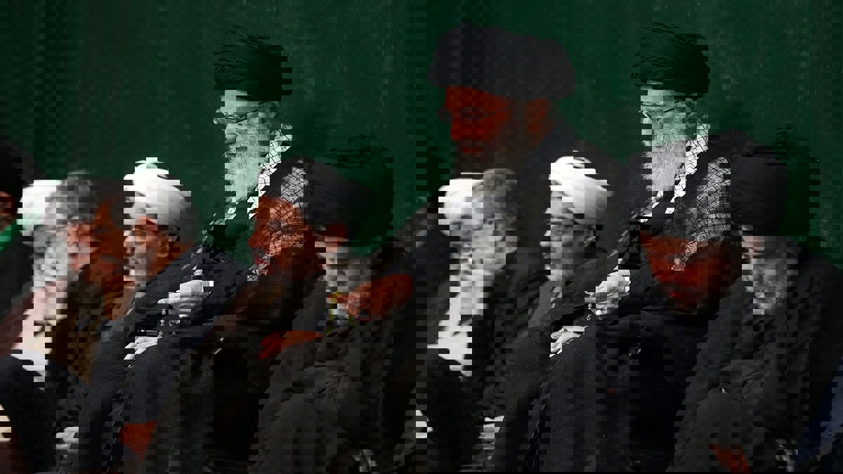 تقرير: الصدر يطمح لاعتراف إيراني ينصبه ممثلا وحيدا لها في العراق