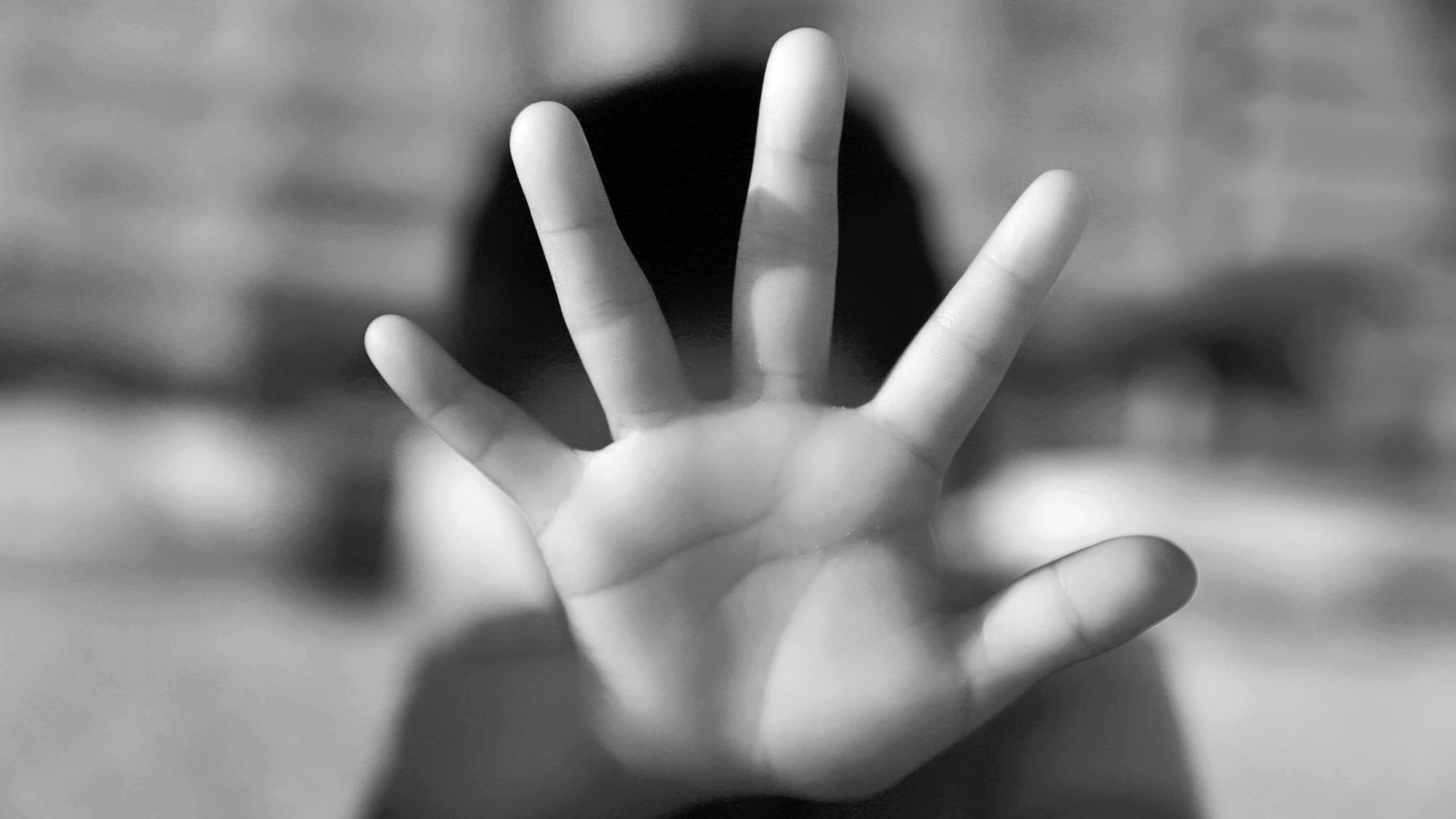 عذبها بطريقة "مرعبة".. طفلة سورية تفارق الحياة على يد والدها