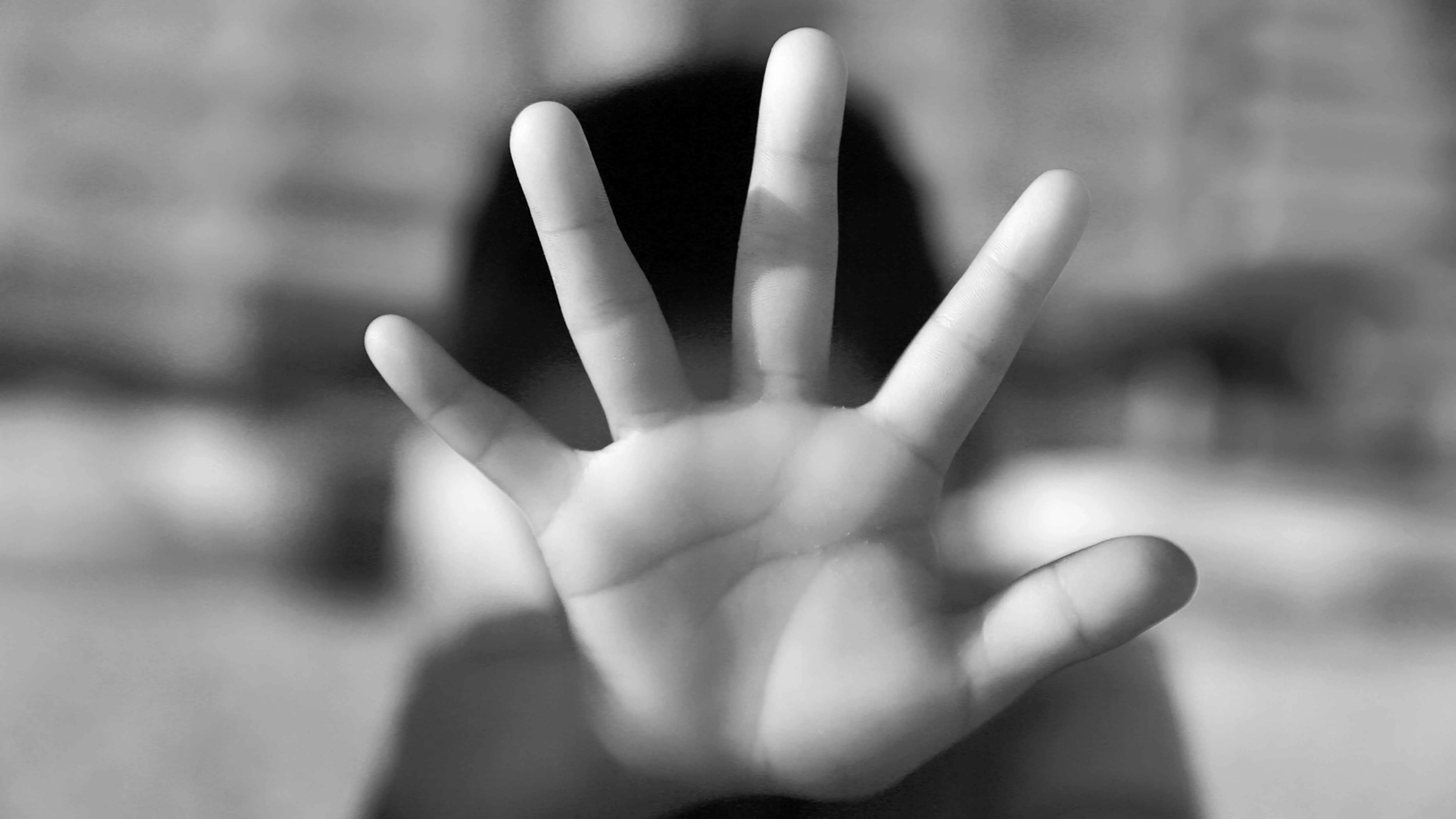 عذبها بطريقة "مرعبة".. طفلة سورية تفارق الحياة على يد والدها