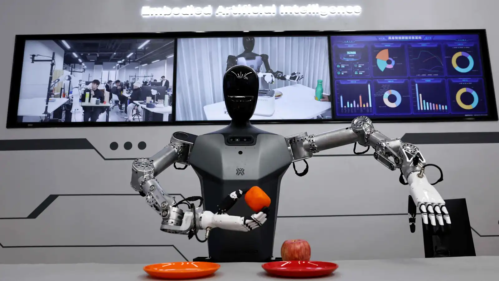 روبوت يسجل رقماً قياسياً بالسير 106 كيلومترات (فيديو)