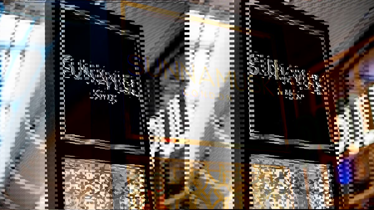 بدؤوا من صندوق سيارة.. 3 أشقاء آسيويين يديرون إمبراطورية للعطور في لندن