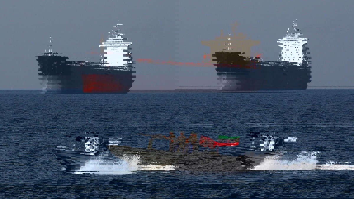 حث السفن على "إخطار" القوات البحرية قبل الإبحار عبر مضيق هرمز‎