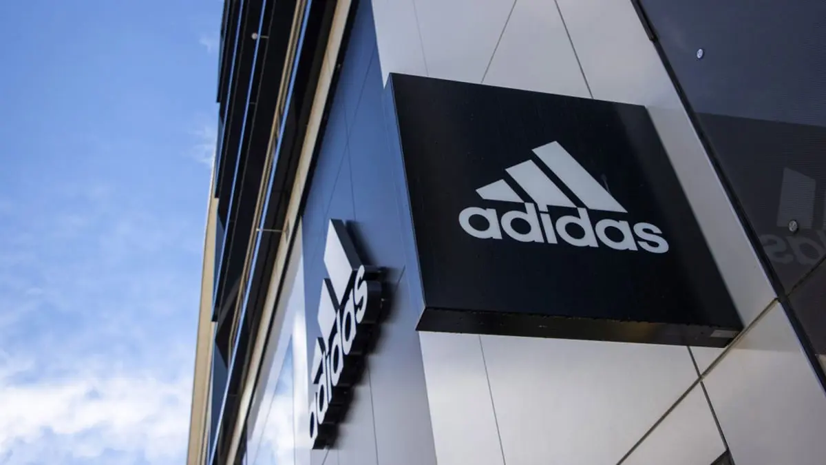 "أديداس" تحقق في مزاعم عن تصرفات غير لائقة من كانييه ويست تجاه موظفيها
