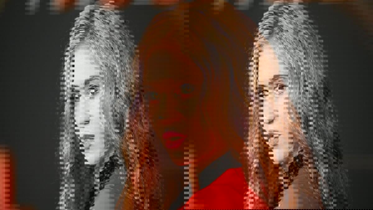 الكندية غرايمز توافق على استخدام صوتها لأغنيات الذكاء الاصطناعي
