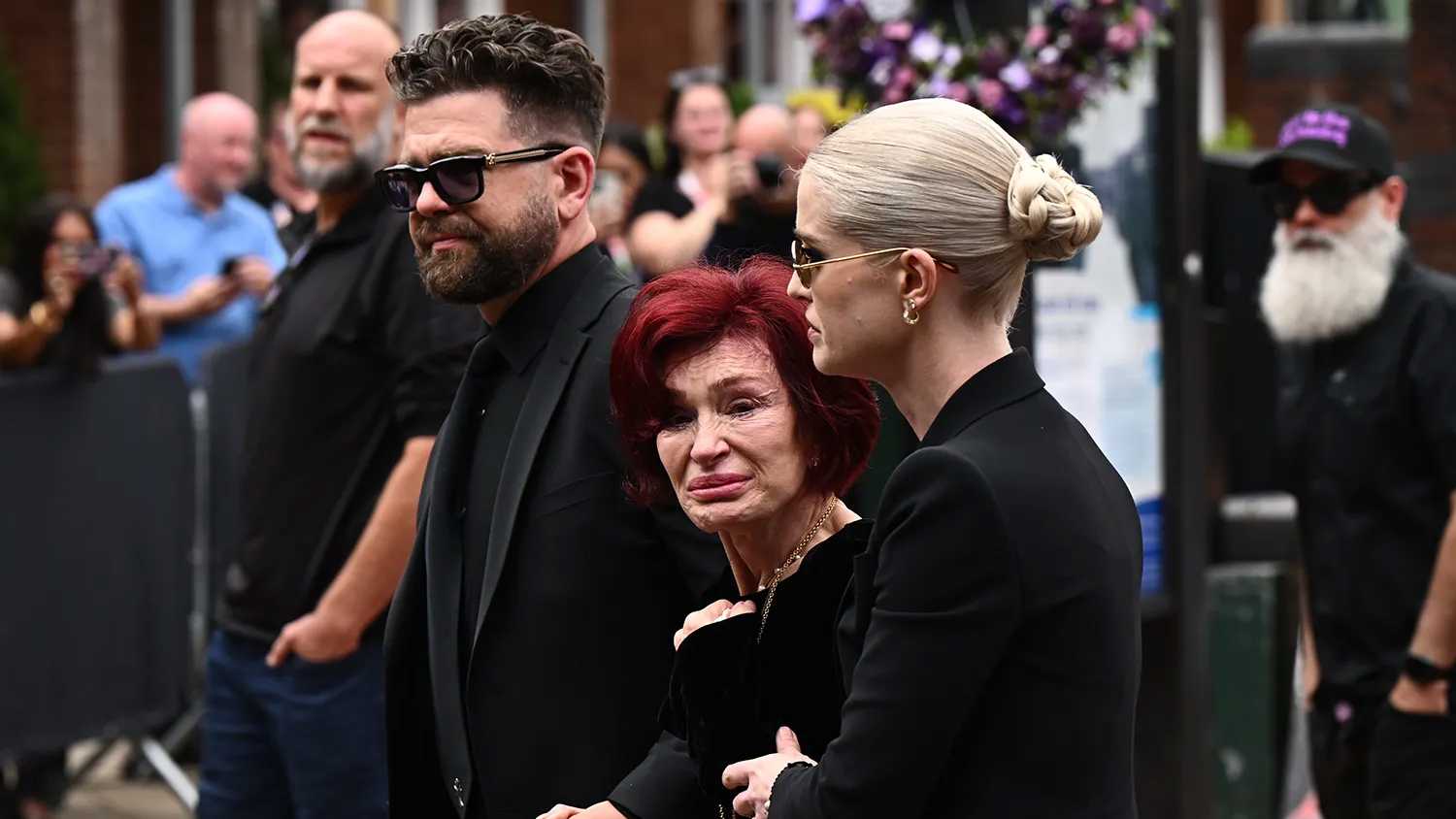 عائلة أوزبورن تودّع أوزي بمجوهرات تعبّر عن مسيرته (صور)