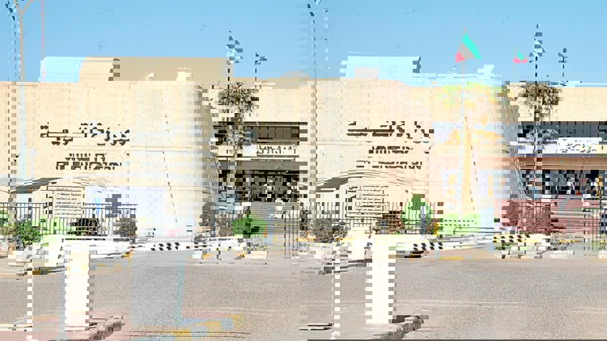 فتح تحقيق في اعتداء معلم على طالب بالكويت (فيديو)