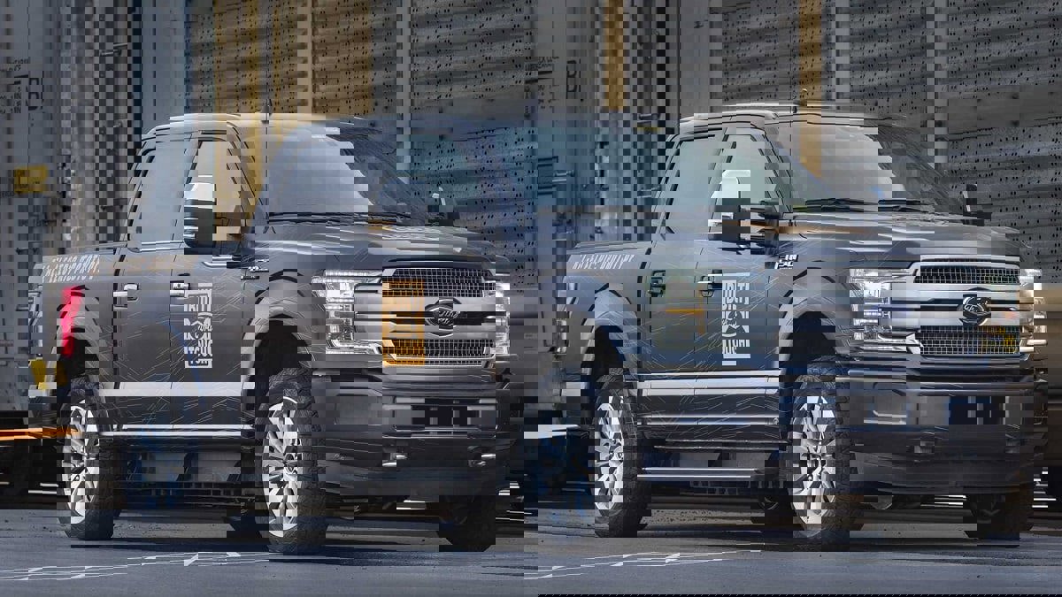 فورد تكشف عن أول سيارة "بيك أب" كهربائية بالكامل‎ (فيديو)