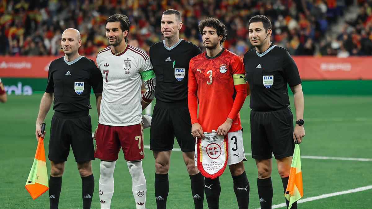 من لاعب الأهلي المصري الذي حصل على إشادة نجم برشلونة؟ 