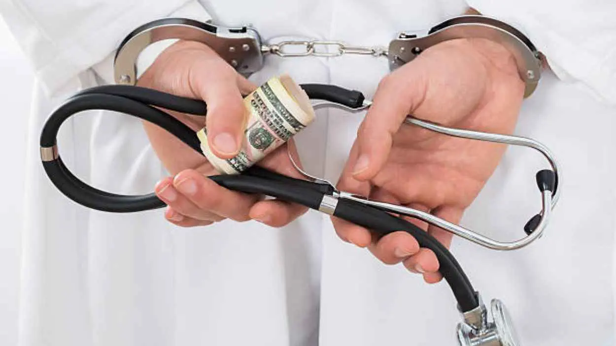 السجن 5 سنوات وغرامة مالية ضخمة بحق طبيب كويتي