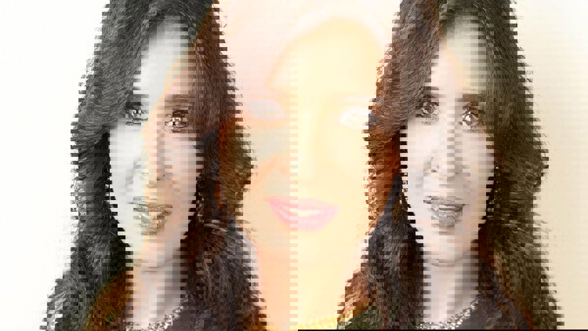 "حجاب" الراقصة دينا يفاجئ جمهورها