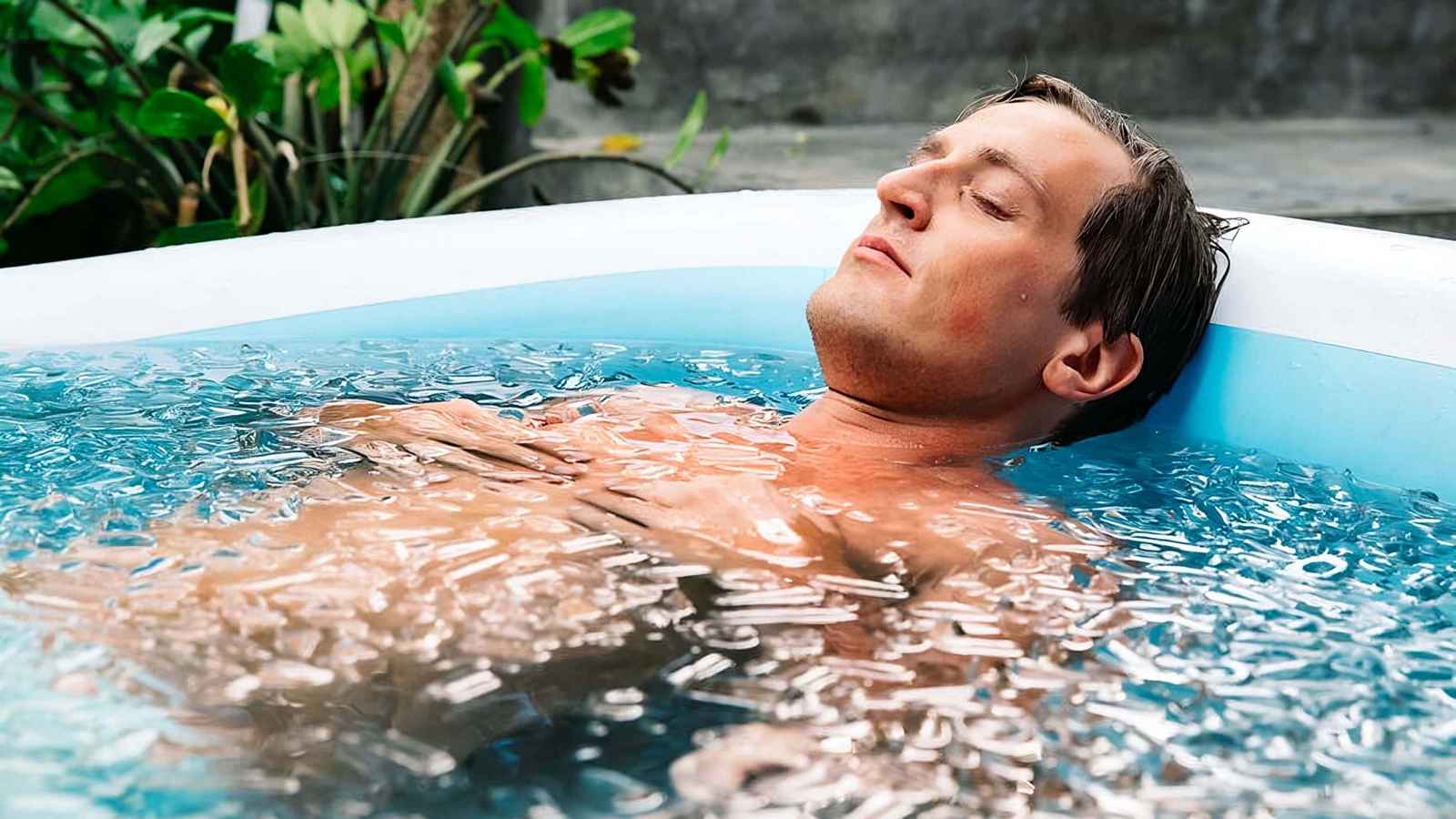 "للتعافي والصحة العقلية".. هل حمامات الثلج فعّالة؟