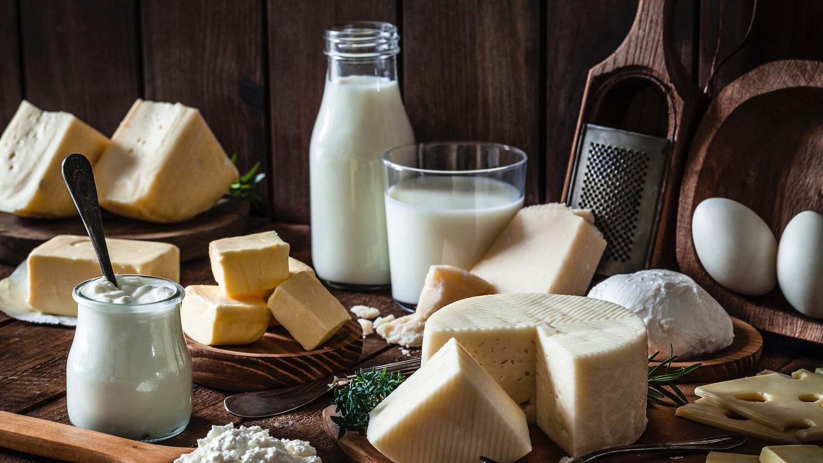 دراسة تربط بين تناول منتجات الألبان قبل النوم وزيادة حدة الكوابيس