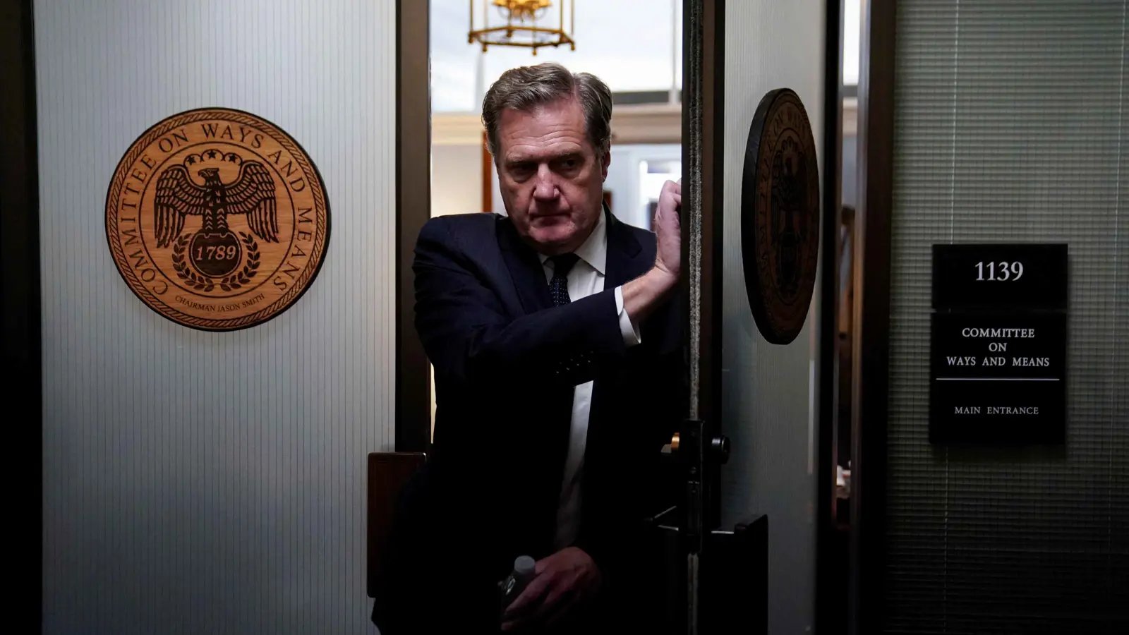 تمهيدا لخطته.. ترامب يطيح بـ"صقر أوكرانيا"