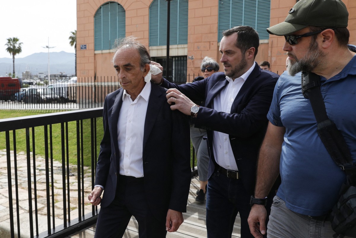 فرنسا.. متظاهرون يرشقون قياديا متطرفا بـ"البيض" (فيديو) 