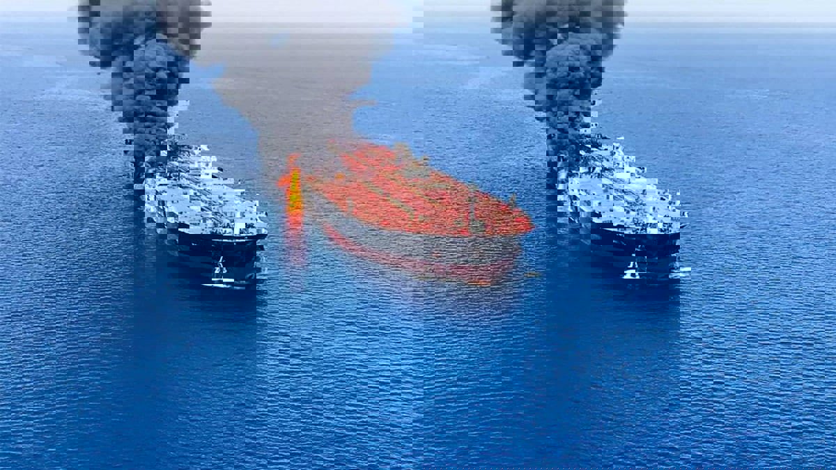 حريق في ناقلة نفط عملاقة متجهة من الكويت إلى شرق الهند