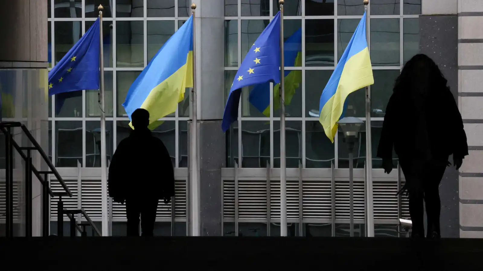 ثورة الرأي العام تهدد مساعي القادة الأوروبيين لتشكيل "جيش الإنقاذ"