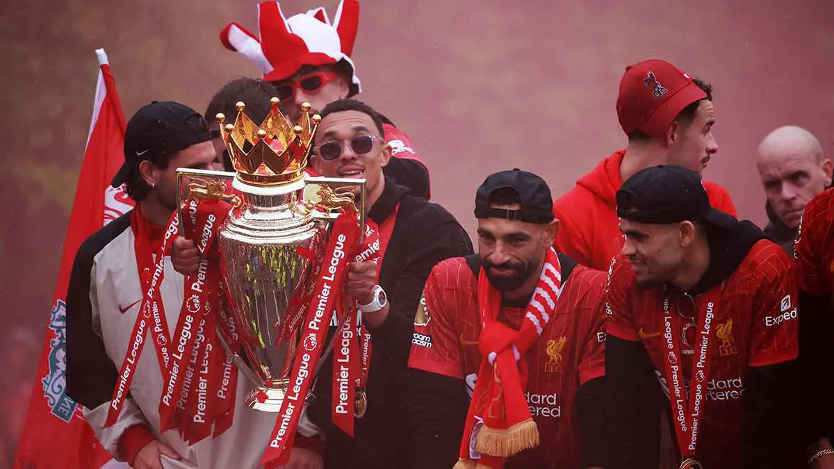 بكاء أرنولد يسرق الأضواء في احتفالات ليفربول بلقب الدوري الإنجليزي (فيديو)