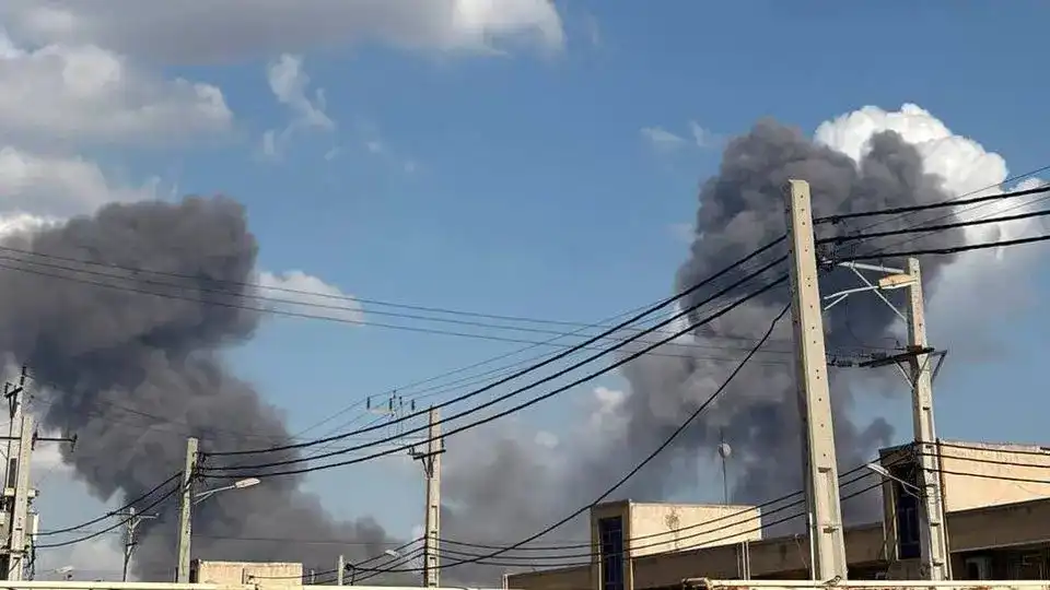 دخان يتصاعد إثر غارات على مدينة خرمشهر الإيرانية