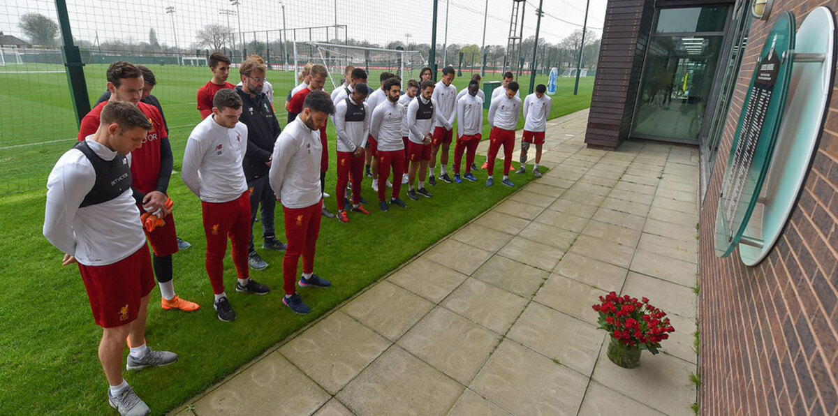 لاعبو نادي ليفربول يحيون ذكرى ضحايا كارثة ملعب "هيلسبره" (صور)