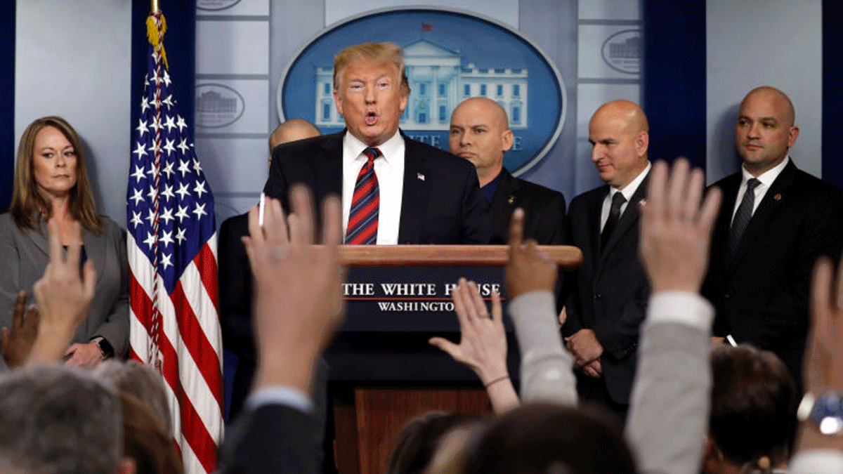 للمرة الأولى.. ترامب يدخل قاعة الصحفيين في البيت الأبيض