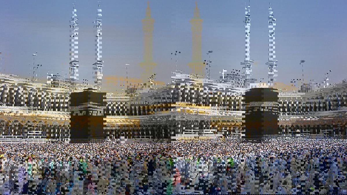 السعودية تسمح بأداء العمرة والزيارة تدريجيا على 4 مراحل