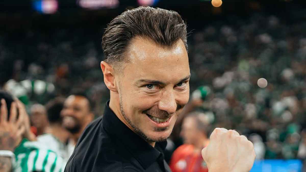 بعد إقالة تين هاغ.. ليفركوزن "ينقض" على مدرب الأهلي السعودي