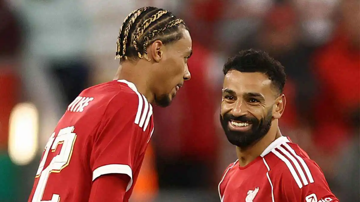 صلاح ليس الأول.. نجم ليفربول يختار أفضل 3 أجنحة في العالم (فيديو)