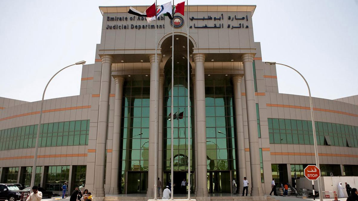 الإمارات.. صورة على الشاطئ تكلف امرأة 40 ألف دولار