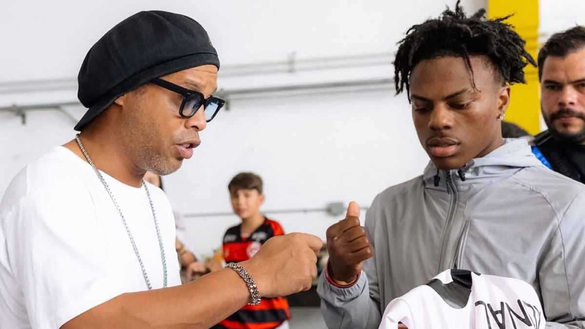 "هل أنت مجنون؟".. رونالدينيو يحرج عاشق رونالدو بسبب ترتيب ميسي (فيديو)