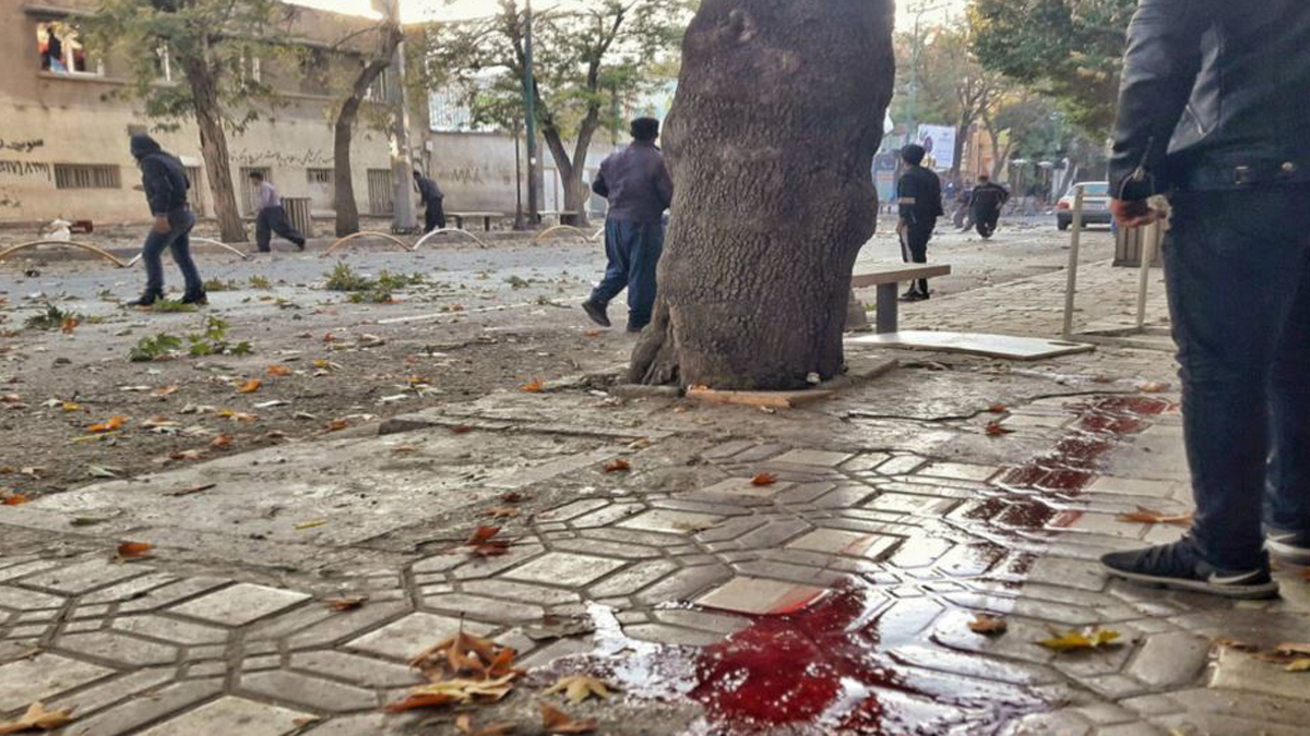 160 محاميًا إيرانيًا يطالبون بالتحقيق في قمع احتجاجات البنزين