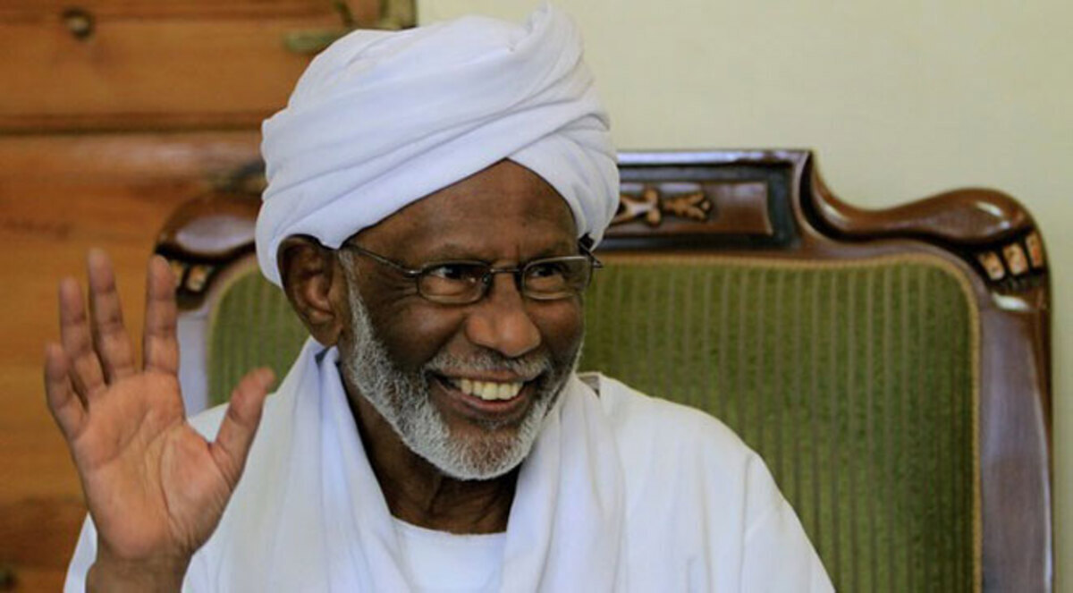 الترابي يتطلع لتوحيد حركات الإسلام السياسي بالسودان