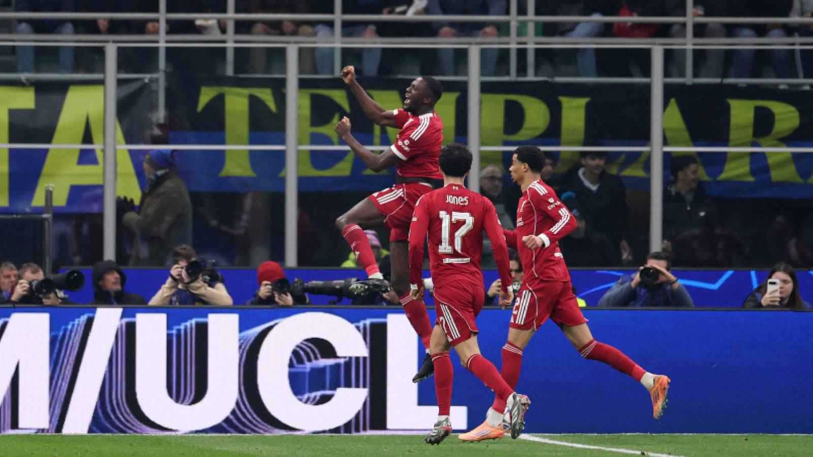 تخلوا عنه.. جماهير ليفربول تصدم محمد صلاح  (فيديو)