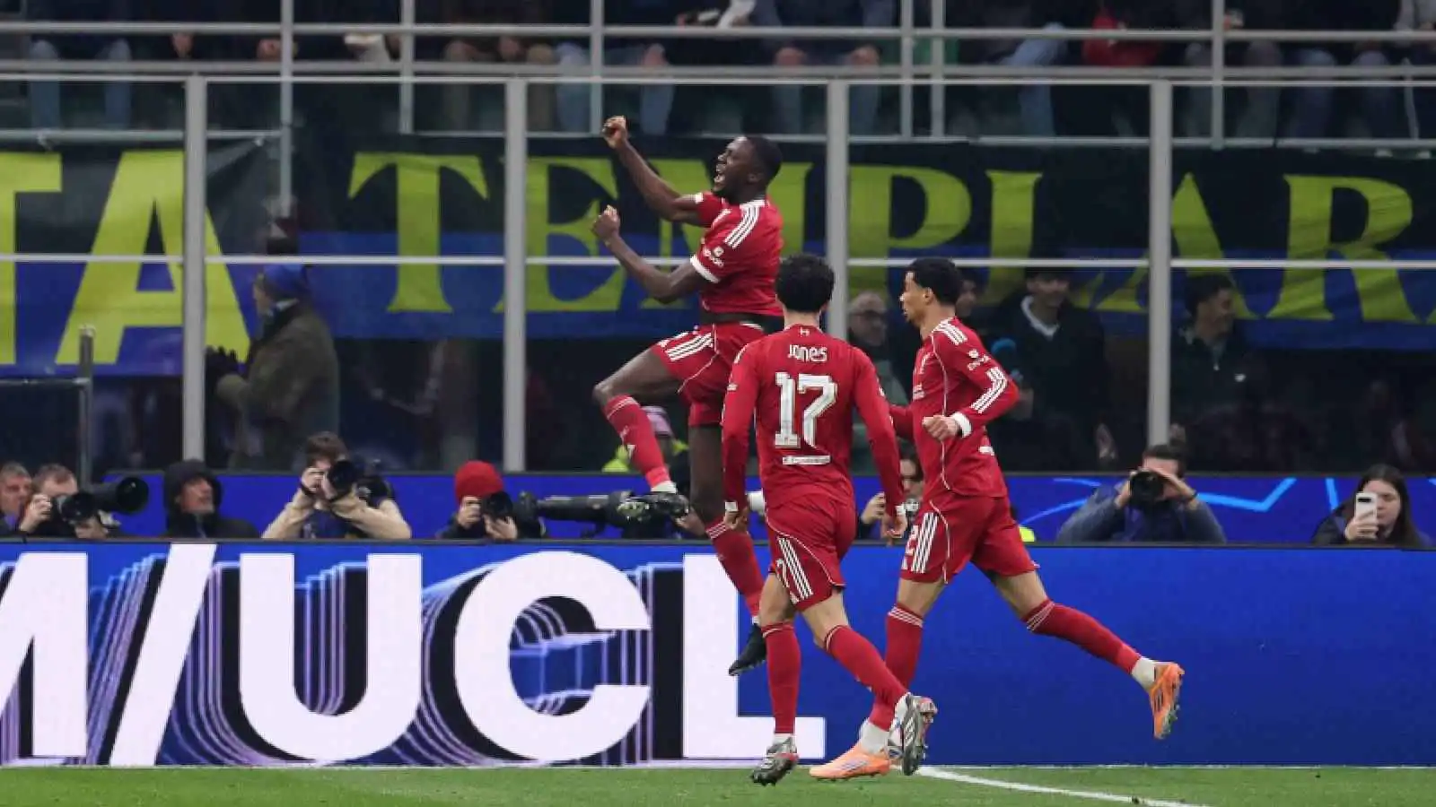 تخلوا عنه.. جماهير ليفربول تصدم محمد صلاح  (فيديو)