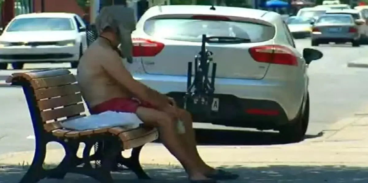 سكان شنغهاي الصينية ينامون على الأرصفة هربًا من الحر