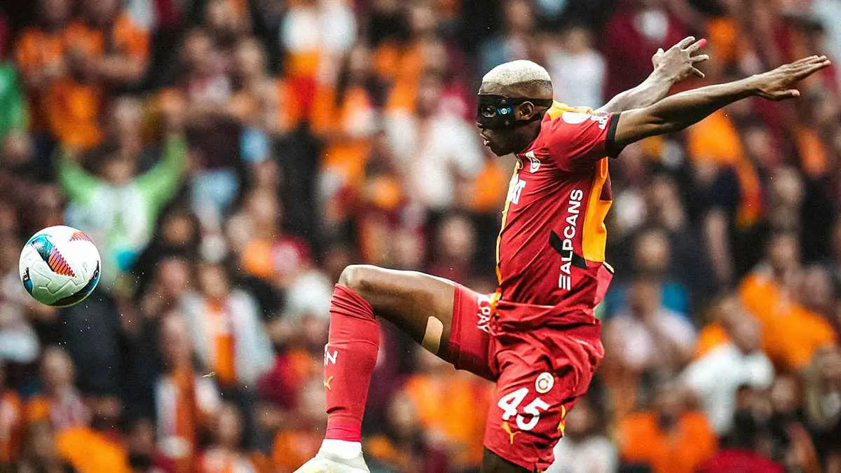 فكر في الهلال مجددا.. رئيس نابولي يفاجئ أوسيمين