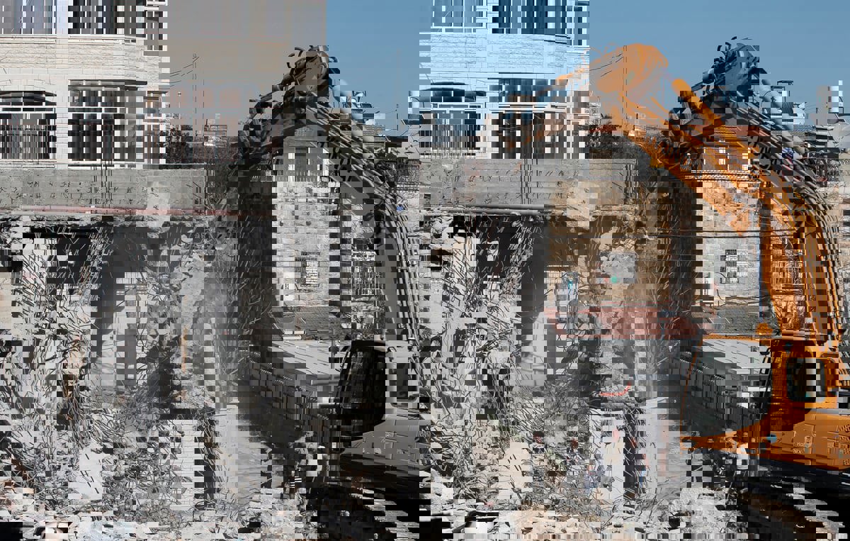 إسرائيل تجبر المقدسيين على هدم منازلهم بأيديهم (صور)