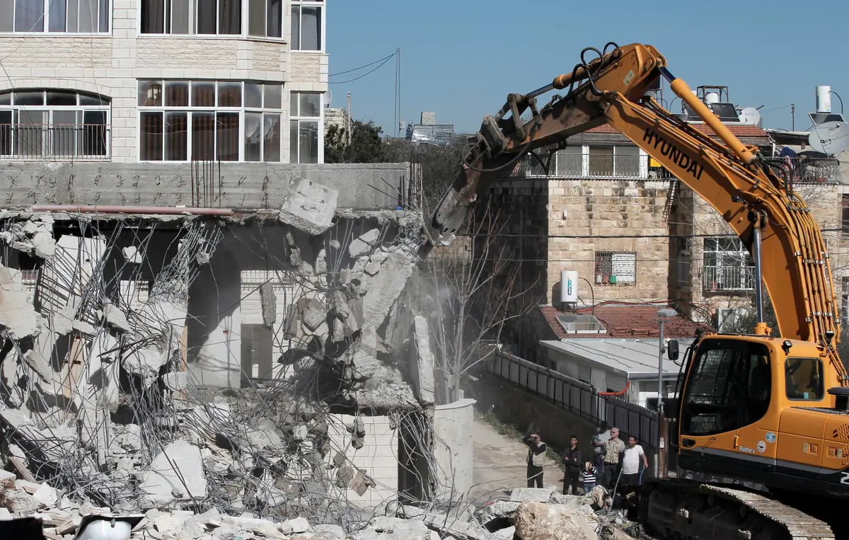 إسرائيل تجبر المقدسيين على هدم منازلهم بأيديهم (صور)