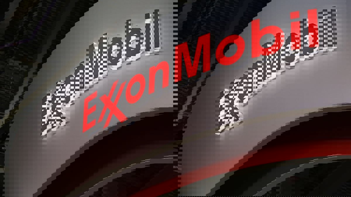 إكسون تقلص حجم إمبراطوريتها العالمية وسط مخاوف في وول ستريت على التوزيعات النقدية