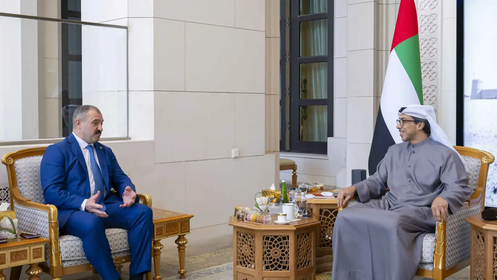 منصور بن زايد يستقبل المبعوث الخاص للرئيس البيلاروسي