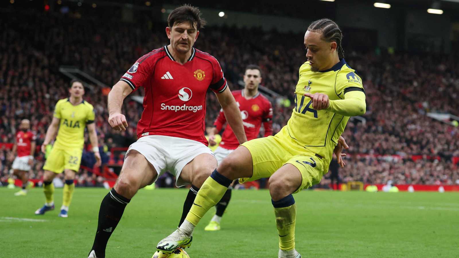 الحكم بالسجن 15 شهرا ضد قائد مانشستر يونايتد هاري ماغواير 