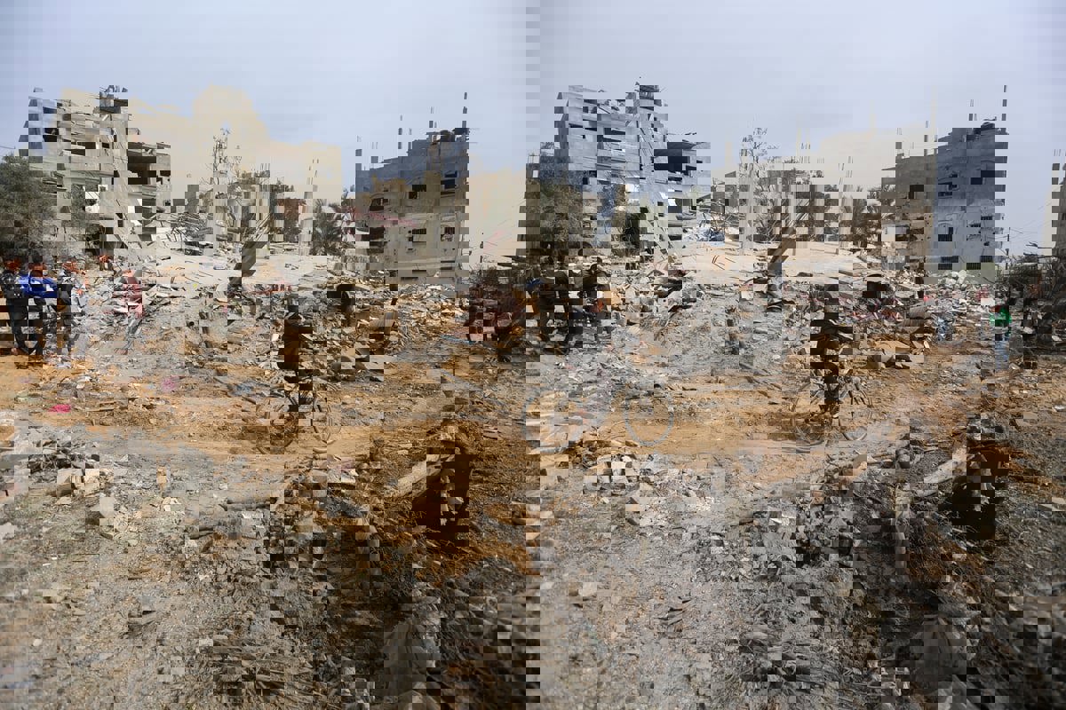 ضحايا إثر قصف خيام للنازحين والصحفيين في مستشفى وسط غزة