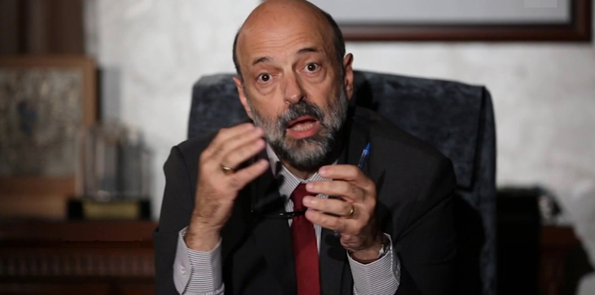 حكومة الرزاز أمام "اختبار صعب" بعد "هروب" رجل الأعمال عوني مطيع