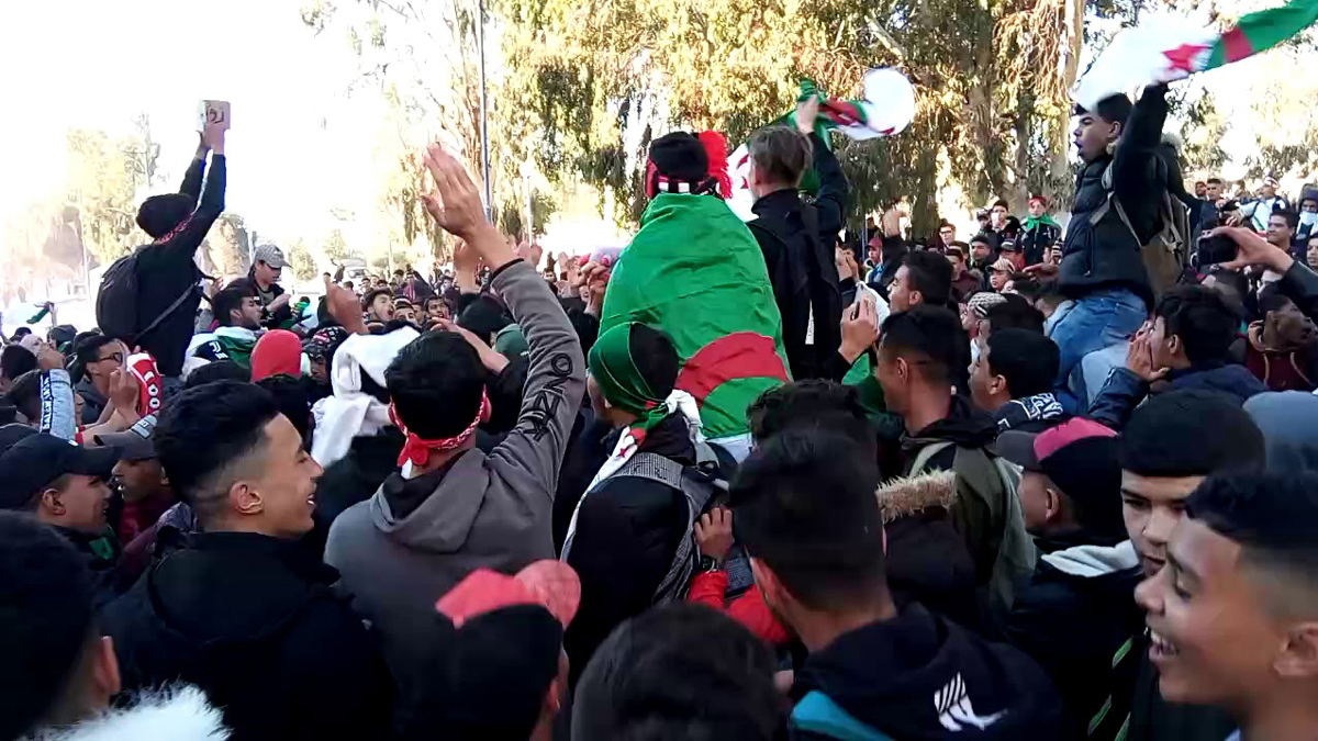 نواب في البرلمان الجزائري يطالبون بجلسة طارئة لمناقشة الأزمة