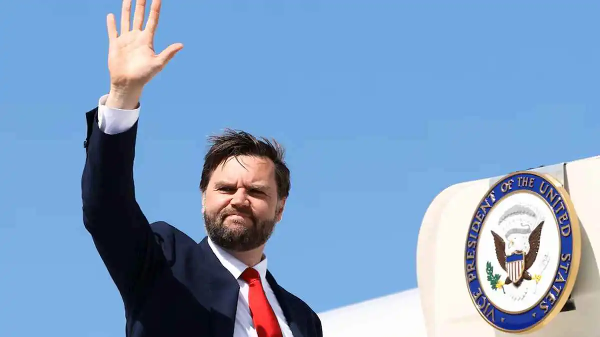 فانس يعود إلى دائرة الضوء لقيادة وفد التفاوض الأمريكي