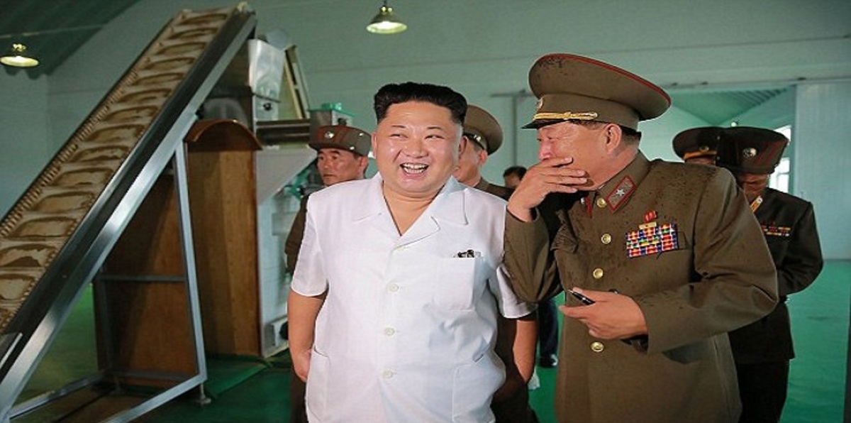 زعيم كوريا الشمالية يمزح مع جنرالات خلال زيارته لمصنع أسماك (صور)