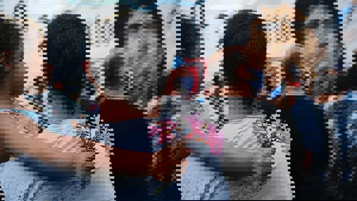 جماهير الأرجنتين تتحدى كورونا وتتجمع أمام منزل مارادونا حزنا على وفاته (فيديو)