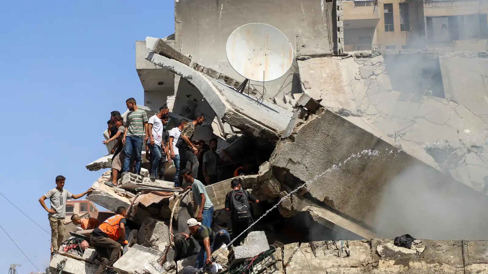 مع اشتداد القصف على غزة.. توقف مستشفيين وتدمير مركز صحي (فيديو)