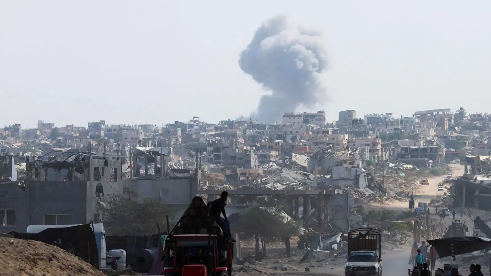 إسرائيل تكثف قصف مناطق "الخط الأصفر" جنوب وشمال غزة (فيديو وصور)