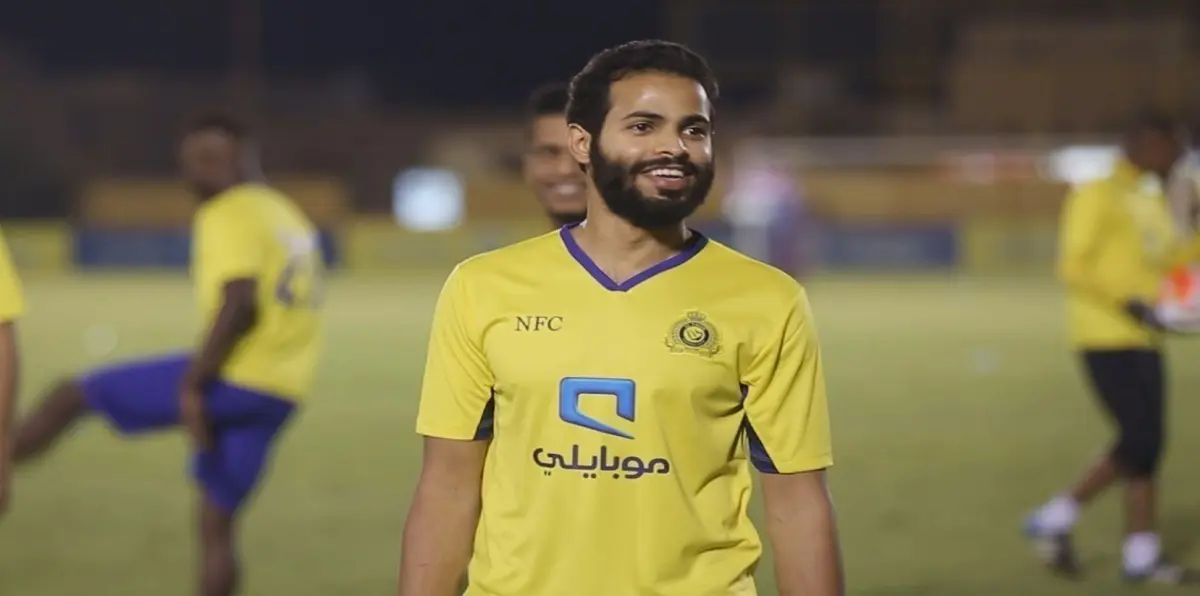 شاهد.. أحمد الفريدي لاعب نادي النصر السعودي في مانشستر يونايتد (صور)