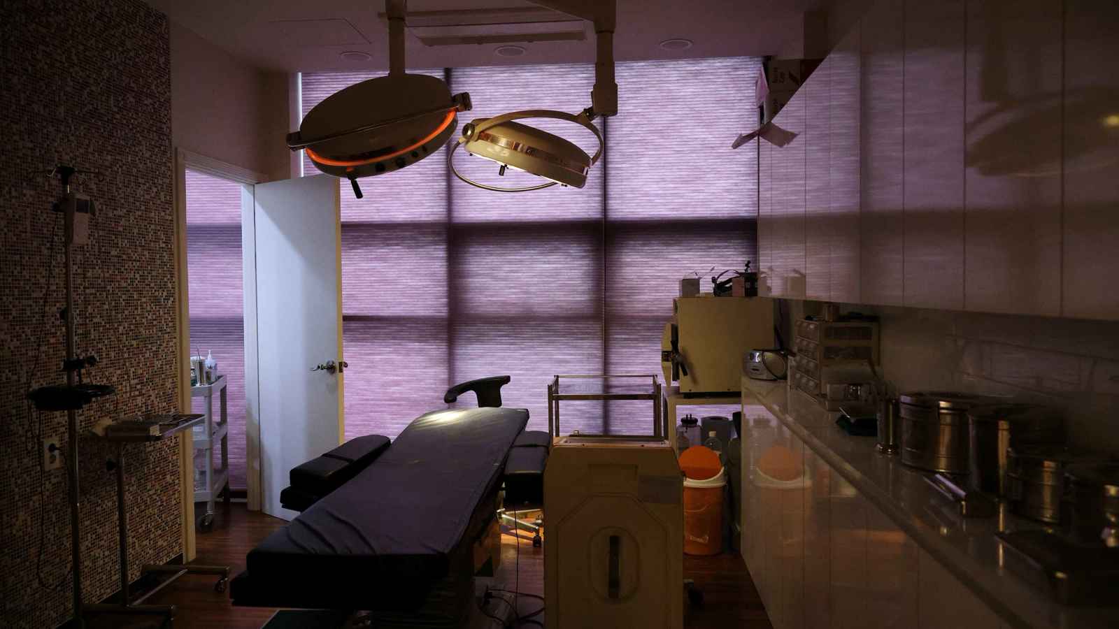 بسبب عملية تجميل فاشلة.. سنتان سجناً لطبيب جزائري شهير